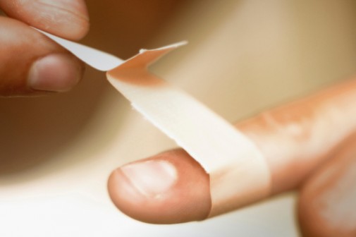 New smart bandage glows to show healing through surface