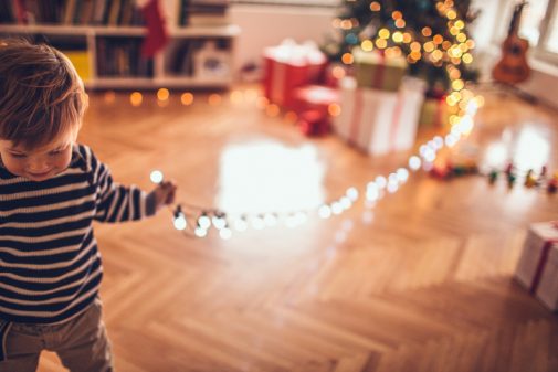 Infographic: 5 simple tips for safe holiday decorating