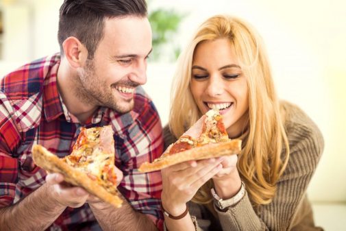 Infographic: How to make a healthier pizza