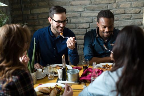 9 tips for eating healthy while dining out